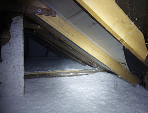 Zateplení stropu rodinného domu pomocí foukané izolace